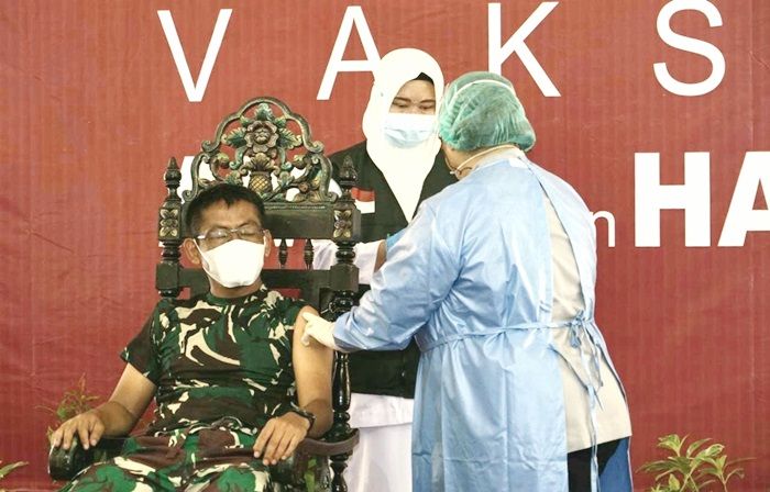Vaksinasi Covid-19 di Sumenep, Dandim Gantikan Bupati Divaksin Pertama Vaksinasi Covid-19 di Sumenep, Dandim Gantikan Bupati Divaksin Pertama