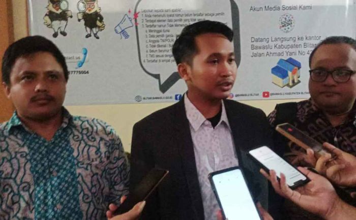 Gagal Debat Gegara Contekan, Kuasa Hukum Tim Paslon 01 Lapor ke Bawaslu Kabupaten Blitar Gagal Debat Gegara Contekan, Kuasa Hukum Tim Paslon 01 Lapor ke Bawaslu Kabupaten Blitar