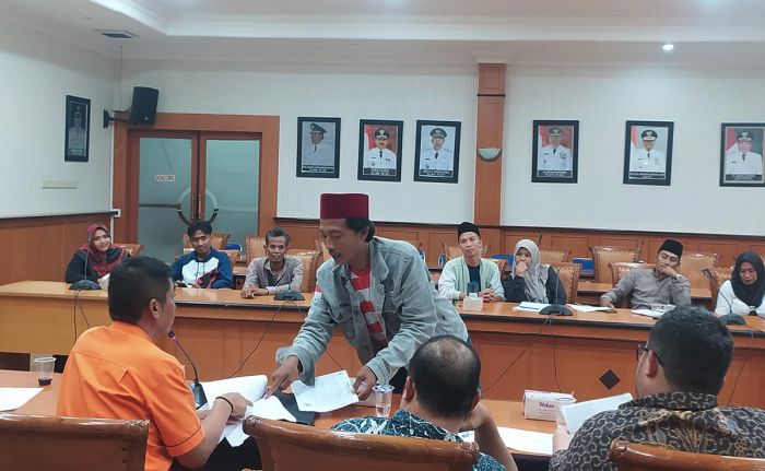 PT Pos Sampang Dibuat Tegang, KPM BPNT Serahkan Bukti Saat Audiensi Berlangsung