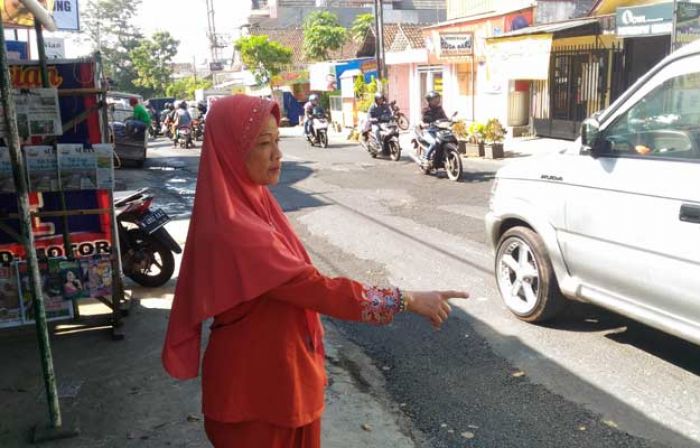Tindaklanjuti Keluhan Warga, DPUPR Tambal Jalan Rusak di Bandulan Tindaklanjuti Keluhan Warga, DPUPR Tambal Jalan Rusak di Bandulan