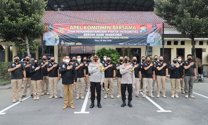 Polres Kediri Gelar Apel Penandatanganan Pakta Integritas Bersih dari Narkoba Polres Kediri Gelar Apel Penandatanganan Pakta Integritas Bersih dari Narkoba
