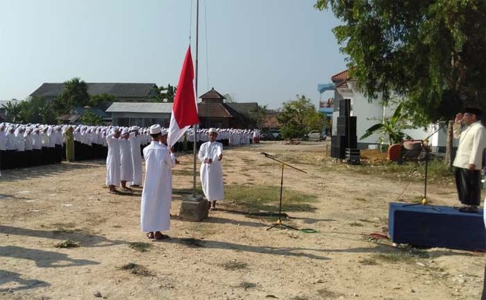 Upacara Hari Santri Nasional 2018 di Ponpes Matholiul Anwar, Kepala Kemenag Lamongan jadi Inspektur