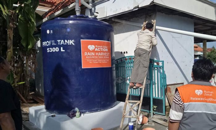 Beri Rain Harvest, Rumah Zakat Hadirkan Solusi Bagi Desa Langganan Terdampak Kekeringan di Pamekasan Beri Rain Harvest, Rumah Zakat Hadirkan Solusi Bagi Desa Langganan Terdampak Kekeringan di Pamekasan