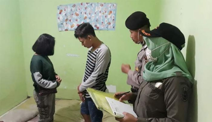 Satpol PP Tuban Jaring Empat Pasangan Mesum Dalam Razia Kos Satpol PP Tuban Jaring Empat Pasangan Mesum Dalam Razia Kos
