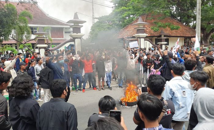 Tolak Kenaikan BBM, Ratusan Mahasiswa Demo di Kantor DPRD Pamekasan