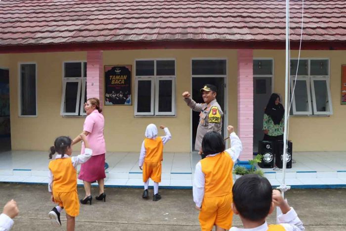 Kapolres Ngawi bersama Ketua Kemala Bhayangkari Main Bersama Siswa TK Kapolres Ngawi bersama Ketua Kemala Bhayangkari Main Bersama Siswa TK