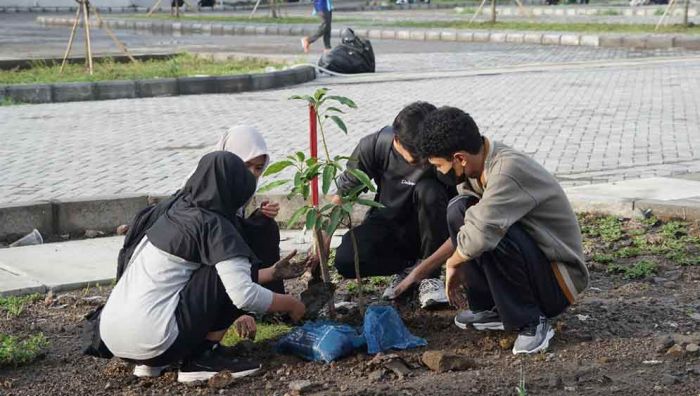 Gugur Gunung 8.0, Mahasiswa hingga Alumni ITS Tanam 2.100 Pohon