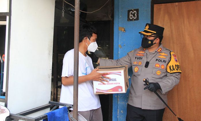 Bantu Masyarakat, Polres Kediri Kota Bagikan Bansos untuk Pedagang Kaki Lima