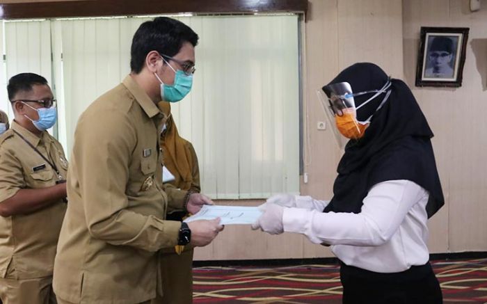 Serahkan SK CPNS 2019, Wali Kota Pasuruan: Jangan Pernah Lelah Melayani Masyarakat Serahkan SK CPNS 2019, Wali Kota Pasuruan: Jangan Pernah Lelah Melayani Masyarakat