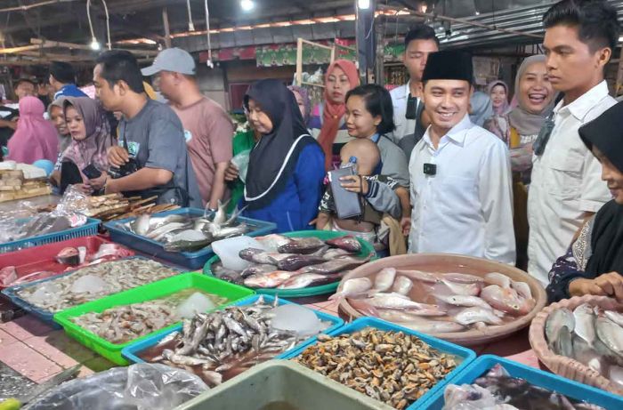 Antusias Masyarakat Sambut Pasangan Mubarok di Pasar Kemlagi Antusias Masyarakat Sambut Pasangan Mubarok di Pasar Kemlagi