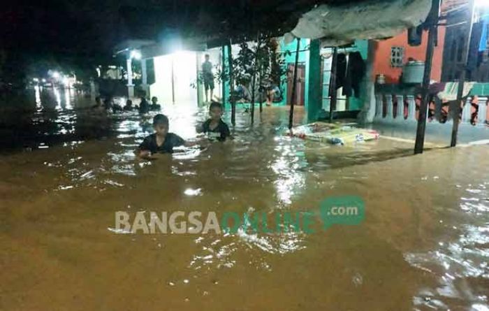 Banjir Genangi Pemukiman di Mojoagung, Warga Mengungsi di Balai Desa Banjir Genangi Pemukiman di Mojoagung, Warga Mengungsi di Balai Desa