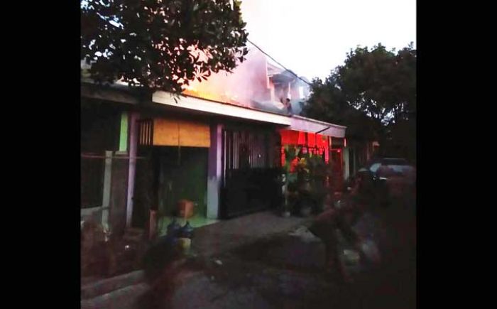 Diduga Akibat Korsleting Listrik, Rumah di Perum Puri Sampurno Tanggulangin Terbakar Diduga Akibat Korsleting Listrik, Rumah di Perum Puri Sampurno Tanggulangin Terbakar