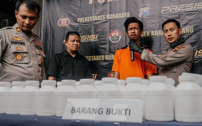 Dua Pengedar 41.000 Pil Koplo di Surabaya Ditangkap Polisi Dua Pengedar 41.000 Pil Koplo di Surabaya Ditangkap Polisi