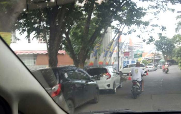 Warga GKB dan GKA Protes Parkir Liar di Depan Kampus UMG