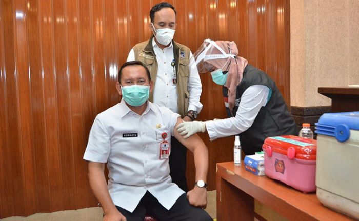 Hari Ini, Plh. Bupati Gresik dan 1.600 ASN Ikuti Vaksinasi Covid-19 Tahap II Hari Ini, Plh. Bupati Gresik dan 1.600 ASN Ikuti Vaksinasi Covid-19 Tahap II