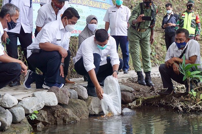 Jadikan Tempat Wisata Baru, Pemkot Kediri Tebar 2.000 Benih Ikan di Sumber Air