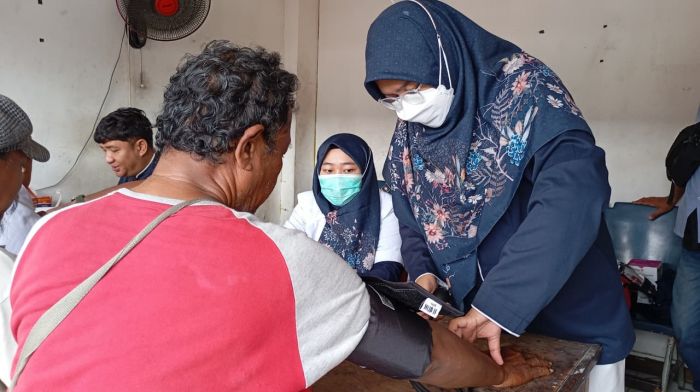 Jelang Nataru 2026, Kru Bus di Terminal Purabaya Ikuti Cek Kesehatan