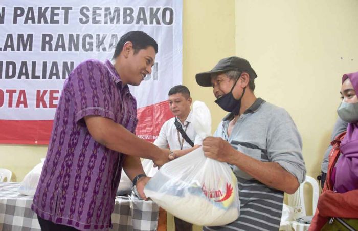 Bagikan Paket Sembako, Wali Kota Kediri Ajak Pedagang Untuk Jaga Inflasi Bersama Bagikan Paket Sembako, Wali Kota Kediri Ajak Pedagang Untuk Jaga Inflasi Bersama
