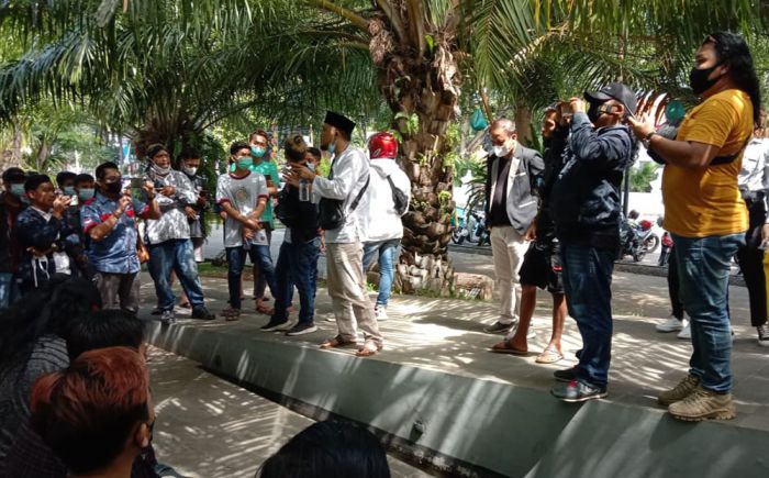 Gelar Aksi Damai, Puluhan Pekerja Seni Budaya Minta Pemkab Banyuwangi Berikan Solusi Gelar Aksi Damai, Puluhan Pekerja Seni Budaya Minta Pemkab Banyuwangi Berikan Solusi
