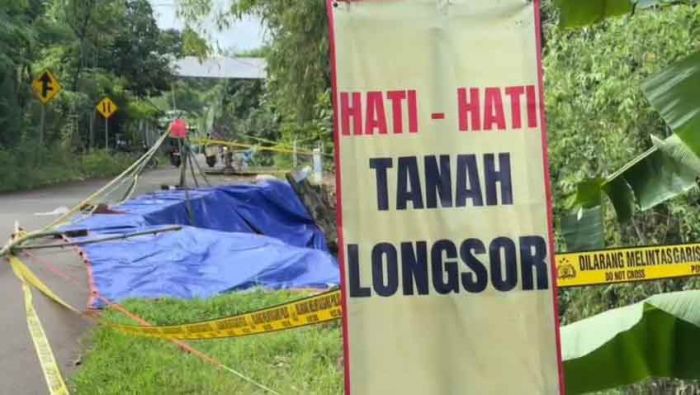 Hujan Ekstrem Sebabkan Jalur Wisata Pasuruan Ambrol Sepanjang 30 Meter, Pipa Air Warga Putus