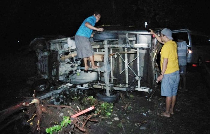 Luka Cukup Serius, Pengemudi Mobil Box Dilarikan ke RS Usai Hantam Jembatan