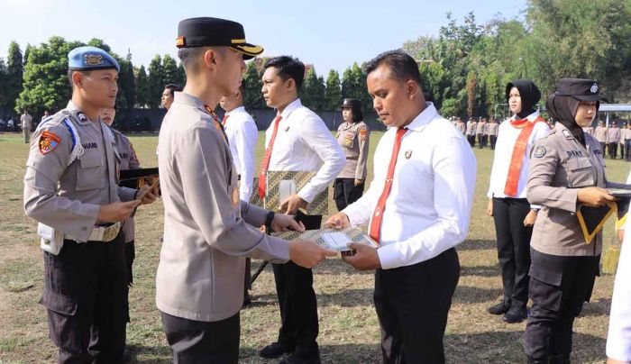 Kapolres Madiun Beri Apresiasi ke Anggota Berprestasi Kapolres Madiun Beri Apresiasi ke Anggota Berprestasi