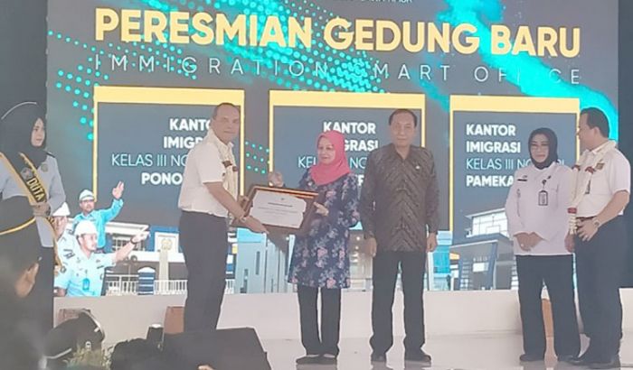 ​Bupati Haryanti Terima Penghargaan dari Menkumham Saat Peresmian Kantor Imigrasi Kediri