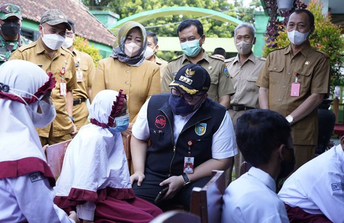 Januari 2022, Bupati Kediri Targetkan Vaksinasi Anak Dosis Pertama Capai 100 Persen Januari 2022, Bupati Kediri Targetkan Vaksinasi Anak Dosis Pertama Capai 100 Persen