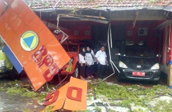 Kantor dan Sejumlah Mobil BPBD Gresik Rusak Tertimpa Pohon