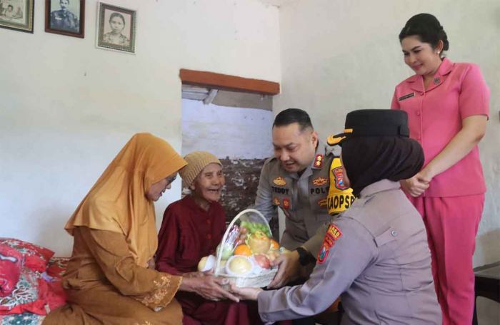 Bersama Ketua Bhayangkari, Kapolres Pasuruan Lakukan Anjangsana ke Purnawirawan dan Warakawuri Bersama Ketua Bhayangkari, Kapolres Pasuruan Lakukan Anjangsana ke Purnawirawan dan Warakawuri