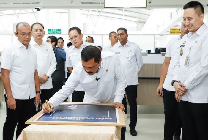 Pj Gubernur Jatim dan Menimipas Tinjau Uji Coba Autogate di T2 Bandara Internasional Juanda Pj Gubernur Jatim dan Menimipas Tinjau Uji Coba Autogate di T2 Bandara Internasional Juanda