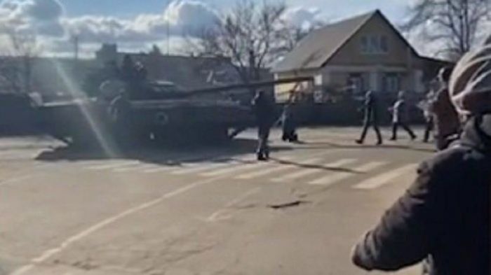 ​Aksi Heroik, Pria Ukraina Naik ke Tank dan Berlutut Hentikan Konvoi Tentara Rusia