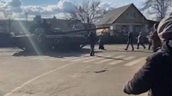 Aksi Heroik, Pria Ukraina Naik ke Tank dan Berlutut Hentikan Konvoi Tentara Rusia Aksi Heroik, Pria Ukraina Naik ke Tank dan Berlutut Hentikan Konvoi Tentara Rusia