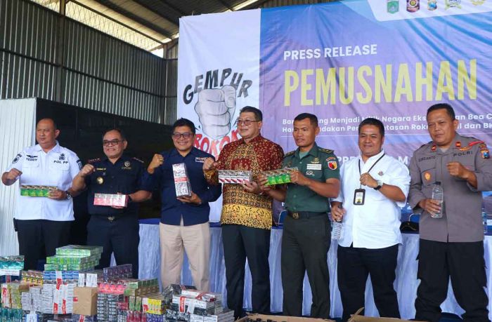 Pemkab Malang bersama Bea Cukai Musnahkan Hasil Penindakan Rokok Ilegal dan MMEA Pemkab Malang bersama Bea Cukai Musnahkan Hasil Penindakan Rokok Ilegal dan MMEA