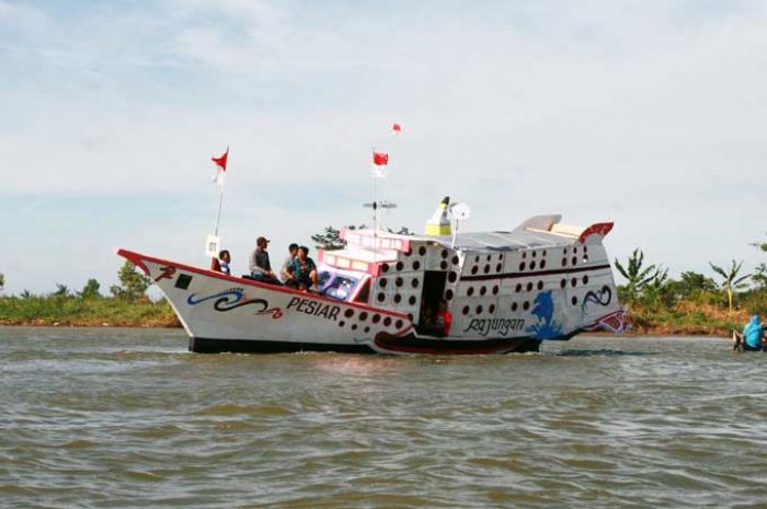 Peringati HUT RI ke-72, Warga Desa Pangkah Wetan Gresik Adakan Lomba Perahu Hias