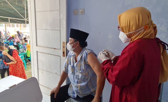 Kades Keleyan Bangkalan Turun Langsung Ajak Warga Vaksin Kades Keleyan Bangkalan Turun Langsung Ajak Warga Vaksin