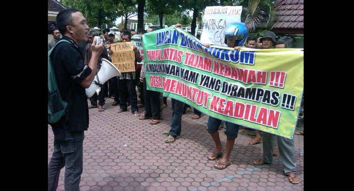 Tanah Diklaim Semen Indonesia, Warga Gaji Tuban Geruduk Kantor BPN Tanah Diklaim Semen Indonesia, Warga Gaji Tuban Geruduk Kantor BPN