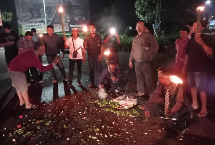 Bundaran Apollo Sering Makan Korban, Warga Gelar Tabur Bunga, Obor dan Tuntut Hal ini Bundaran Apollo Sering Makan Korban, Warga Gelar Tabur Bunga, Obor dan Tuntut Hal ini