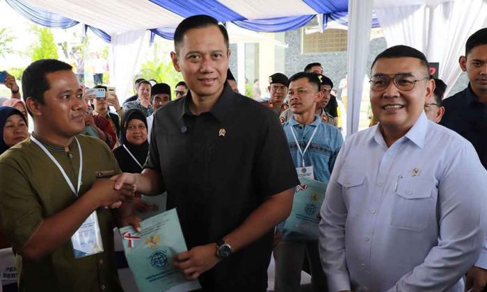 Menko AHY dan Wamen ATR/BPN Serahkan Sertifikat Tanah untuk Warga Lebak Menko AHY dan Wamen ATR/BPN Serahkan Sertifikat Tanah untuk Warga Lebak