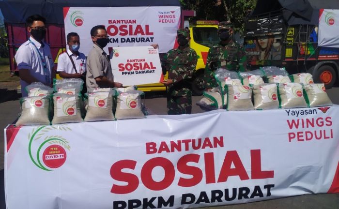 Korem 082/CPYJ Salurkan Ratusan Ton Beras dari Yayasan Wings Peduli untuk Warga Terdampak PPKM Korem 082/CPYJ Salurkan Ratusan Ton Beras dari Yayasan Wings Peduli untuk Warga Terdampak PPKM