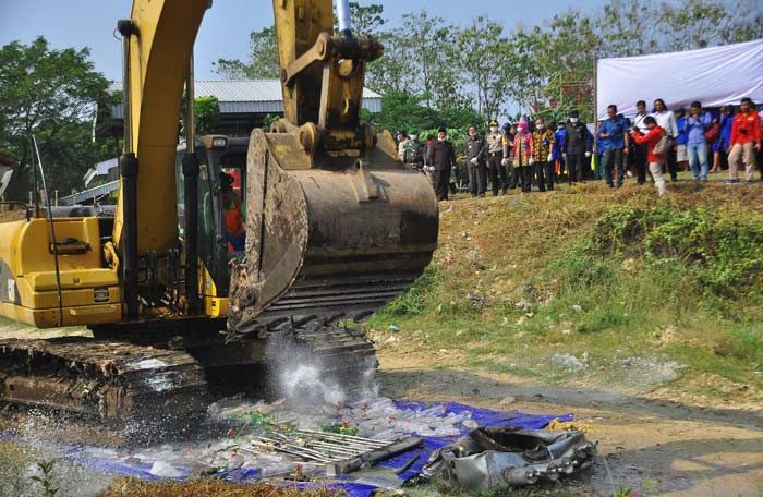 Ratusan Liter Miras Dimusnahkan Polres Bojonegoro di TPA Banjarsari