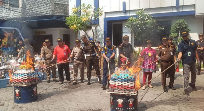 Bea Cukai Gresik Musnahkan Rokok dan Miras Ilegal Senilai Rp1,795 Miliar