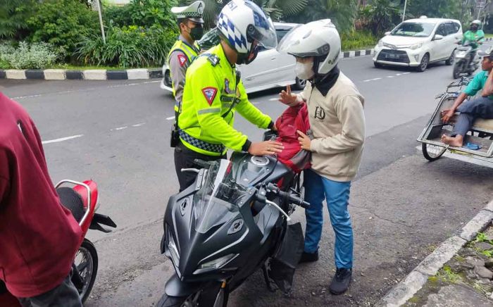 Operasi Patuh Semeru 2023, Satlantas Polrestabes Surabaya Tegur 43.330 Pengendara Operasi Patuh Semeru 2023, Satlantas Polrestabes Surabaya Tegur 43.330 Pengendara
