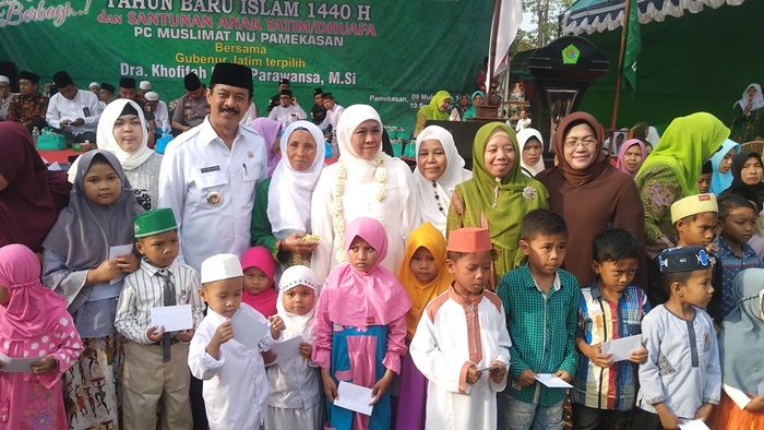 Sambangi Muslimat NU Pamekasan, Khofifah Santuni Anak Yatim dan Duafa