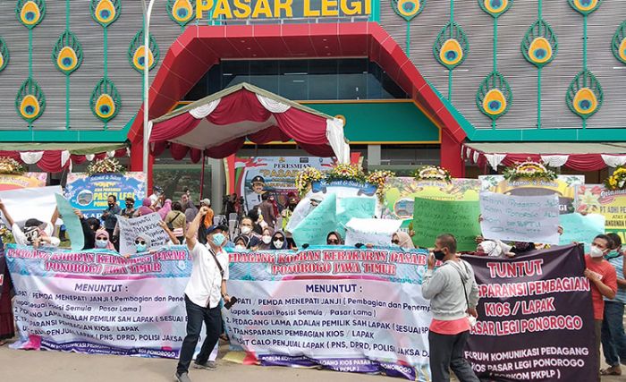 Tuntut Kejelasan Pembagian Kios, Pedagang Pasar Legi Ponorogo Gelar Demo Saat Acara Peresmian Tuntut Kejelasan Pembagian Kios, Pedagang Pasar Legi Ponorogo Gelar Demo Saat Acara Peresmian