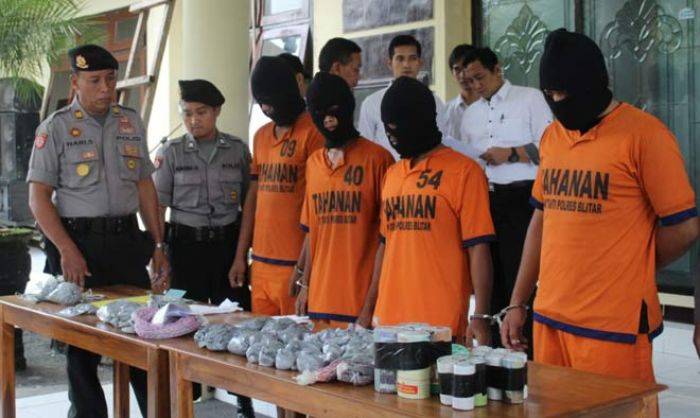 Polres Blitar Tangkap Empat Pengedar Mercon Polres Blitar Tangkap Empat Pengedar Mercon