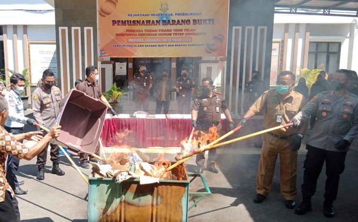 Kejari Kabupaten Probolinggo Musnahkan Barang Bukti Hasil Kejahatan Januari-Desember 2022 Kejari Kabupaten Probolinggo Musnahkan Barang Bukti Hasil Kejahatan Januari-Desember 2022