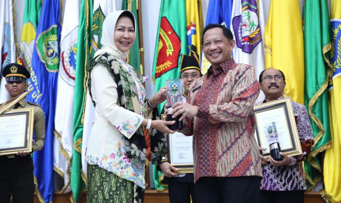 Wali Kota Batu Terima Penghargaan Kota Sehat Swasti Saba Wiwerda Wali Kota Batu Terima Penghargaan Kota Sehat Swasti Saba Wiwerda