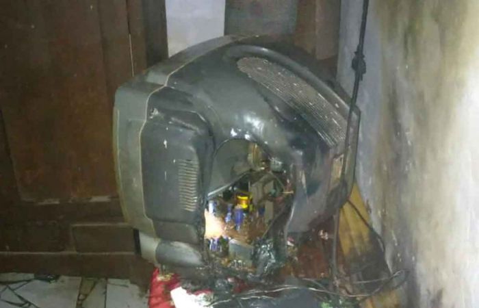 TV Meledak Disambar Petir, Warga Kraksaan Probolinggo Tewas TV Meledak Disambar Petir, Warga Kraksaan Probolinggo Tewas