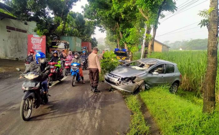 Ngantuk saat Mengemudi, Mobil Sedan Bermuatan 3 Orang Tabrak Pohon di Kediri Ngantuk saat Mengemudi, Mobil Sedan Bermuatan 3 Orang Tabrak Pohon di Kediri